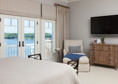 coastal en-suite bed and bath